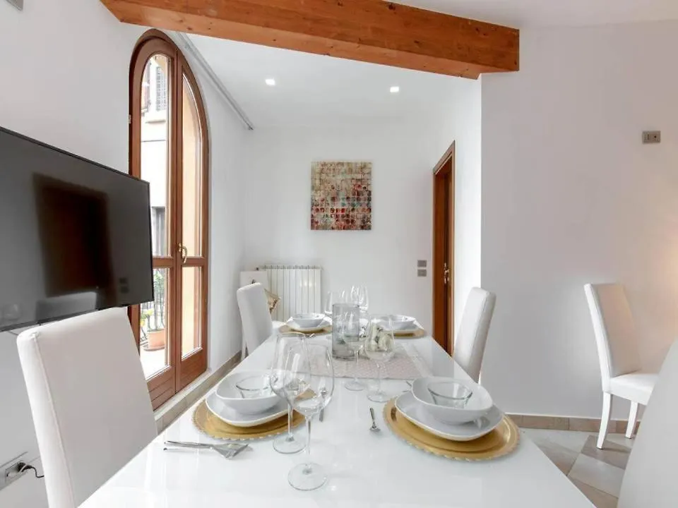 Palazzo Teatro Vecchio - Holiday Suites 萨罗