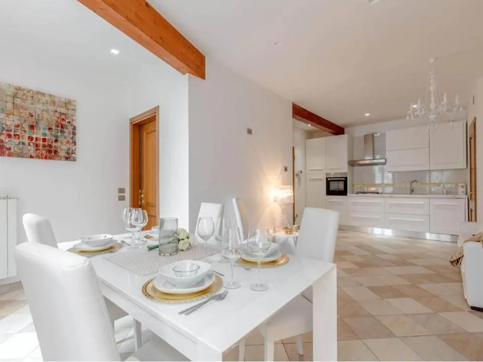 Palazzo Teatro Vecchio - Holiday Suites 萨罗 公寓