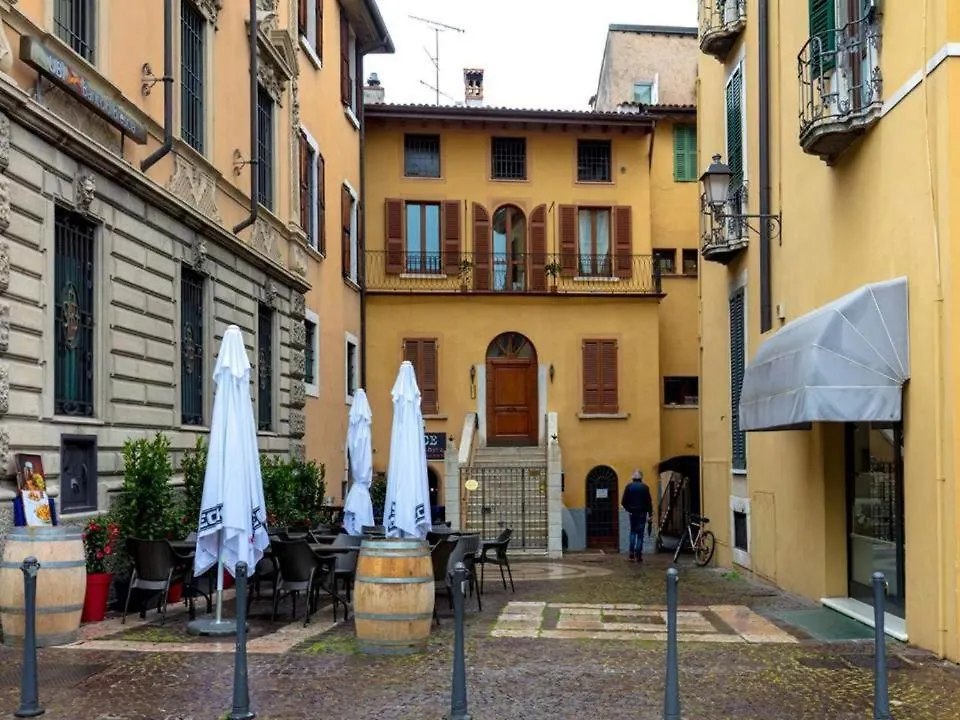 Palazzo Teatro Vecchio - Holiday Suites Salò Apartmán