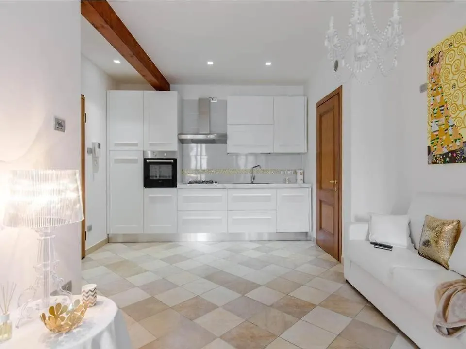 Palazzo Teatro Vecchio - Holiday Suites Salò Apartmán