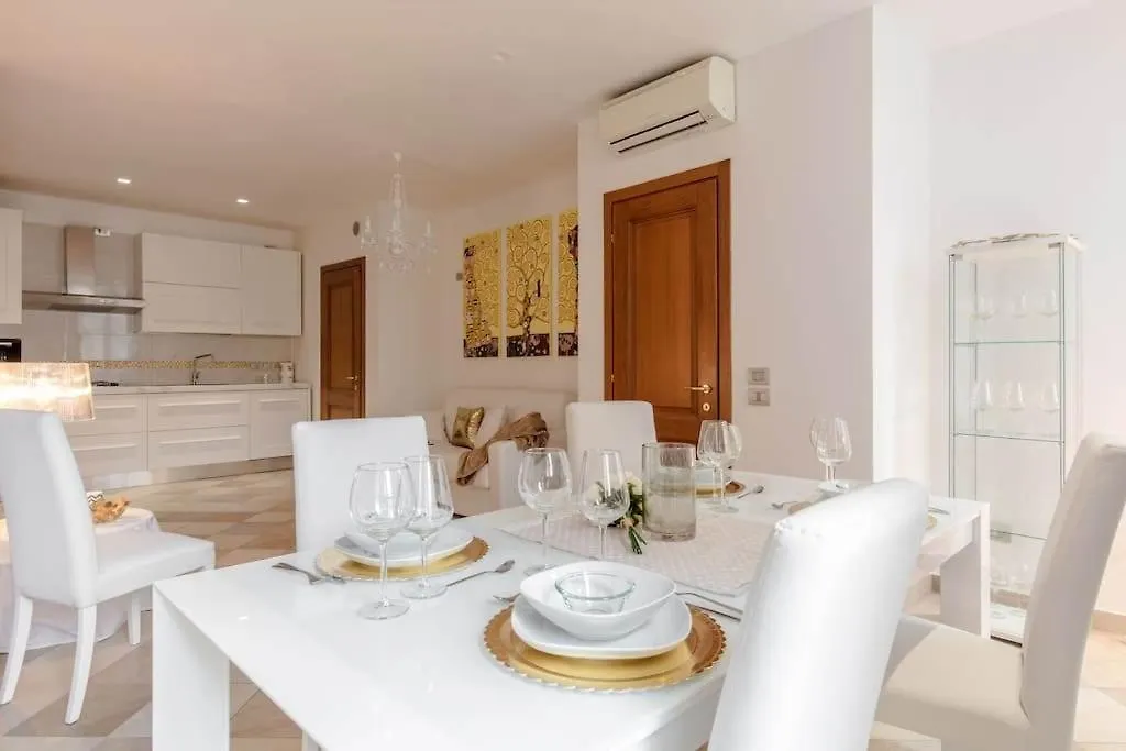 Palazzo Teatro Vecchio - Holiday Suites 萨罗 意大利