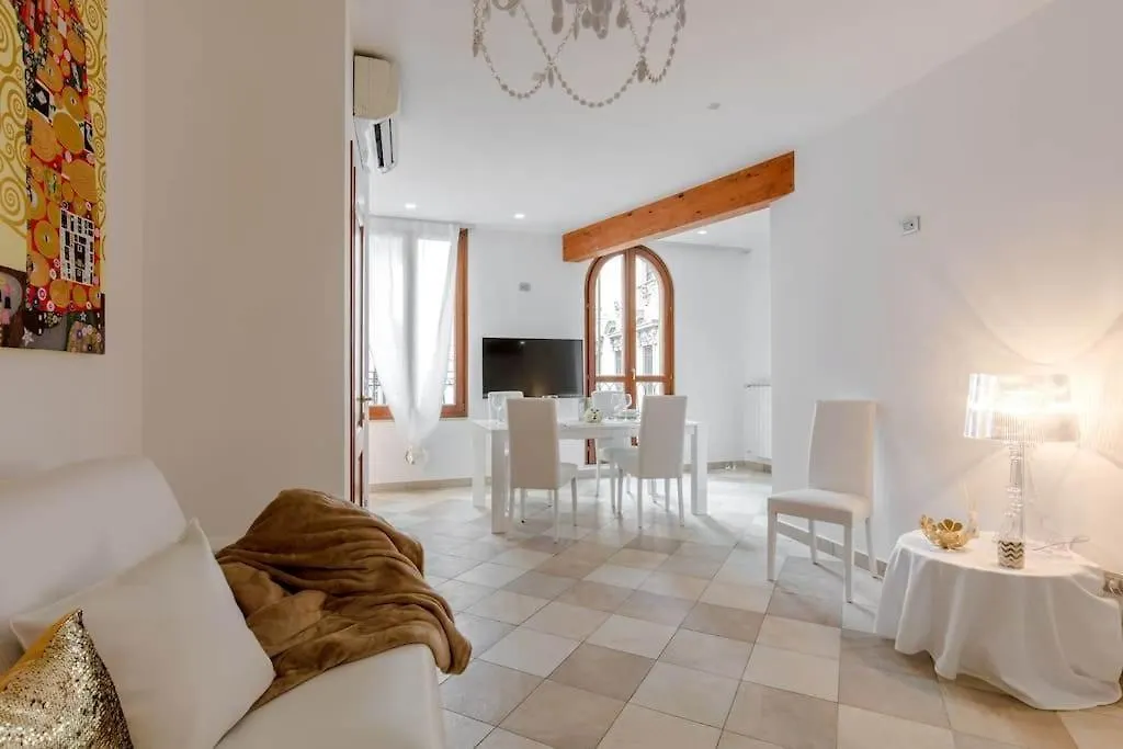 Palazzo Teatro Vecchio - Holiday Suites 萨罗
