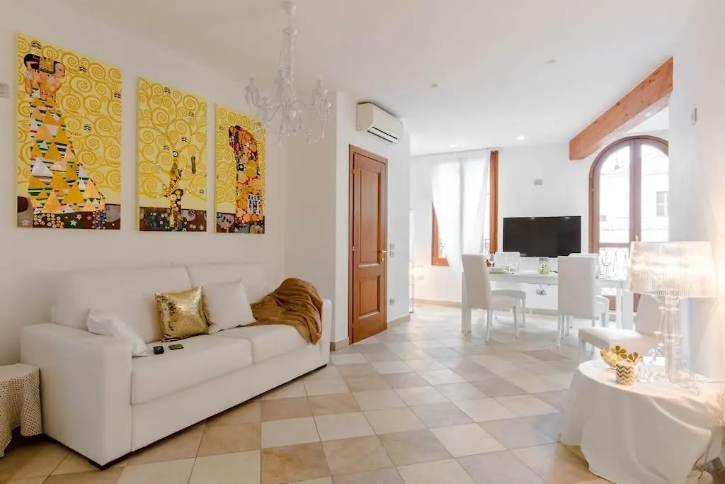 Palazzo Teatro Vecchio - Holiday Suites 萨罗
