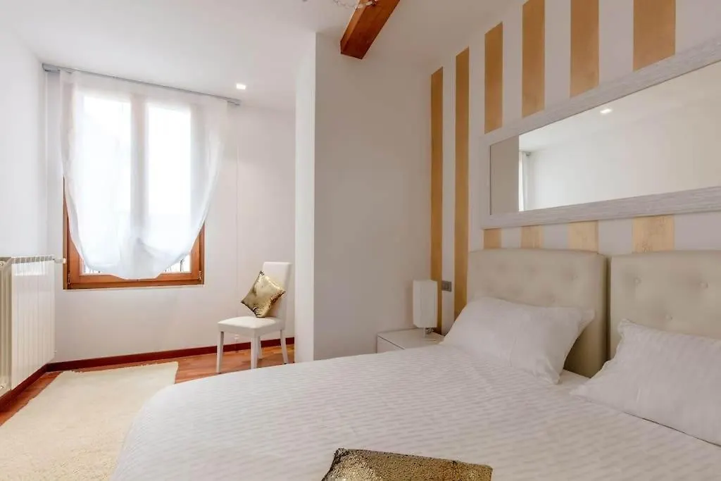 Palazzo Teatro Vecchio - Holiday Suites 萨罗 0*,